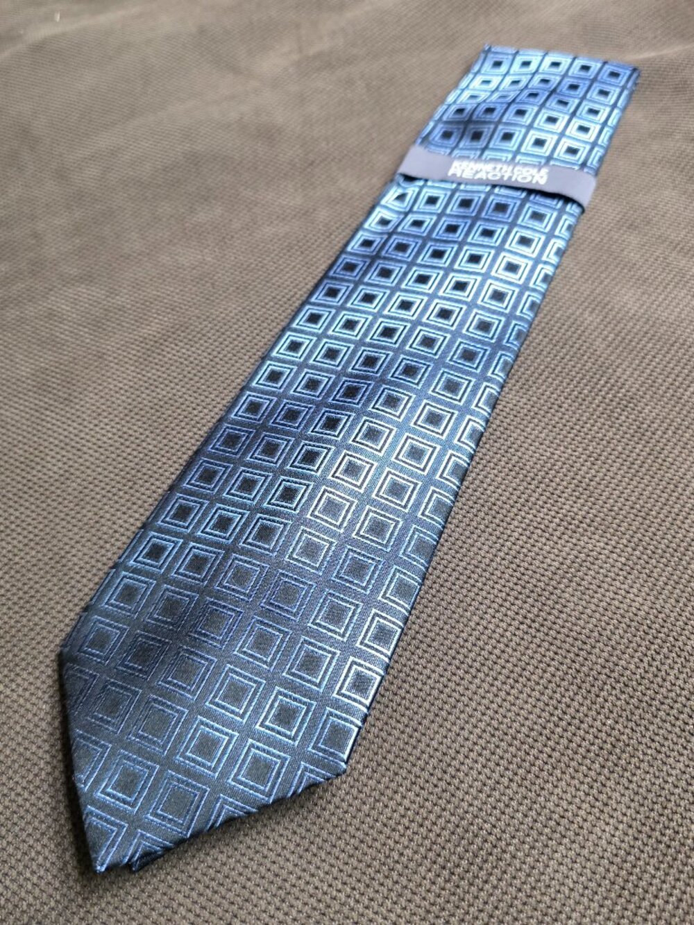 NWT Kenneth Cole Reaction 100% Silk Hand Made Tie